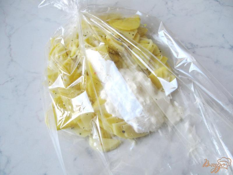 Фото приготовление рецепта: Картофель в сметане запечённый в рукаве шаг №8