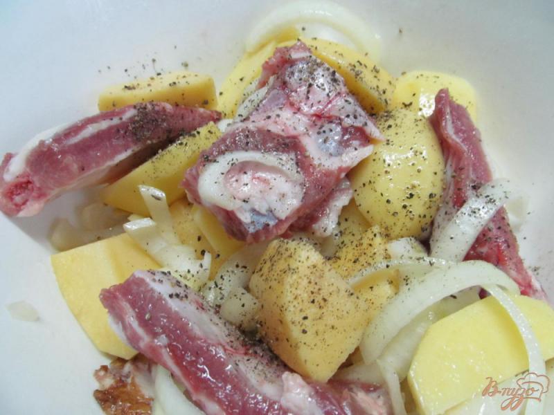 Фото приготовление рецепта: Свекла и картофель запеченные с беконом и ребрами шаг №4