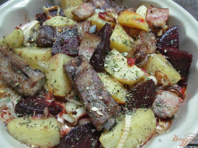 Фото приготовление рецепта: Свекла и картофель запеченные с беконом и ребрами шаг №7