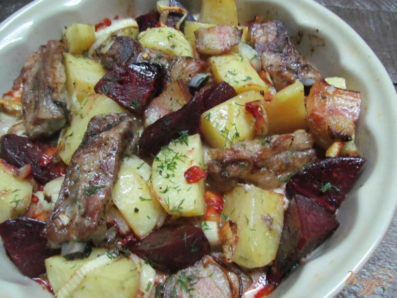 Фото приготовление рецепта: Свекла и картофель запеченные с беконом и ребрами шаг №8