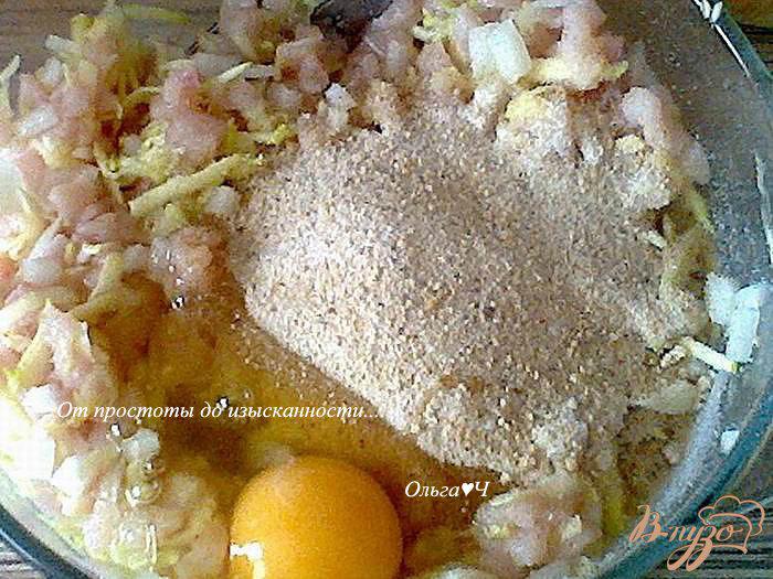 Фото приготовление рецепта: Куриные шарики с кабачком в сливочном соусе шаг №2