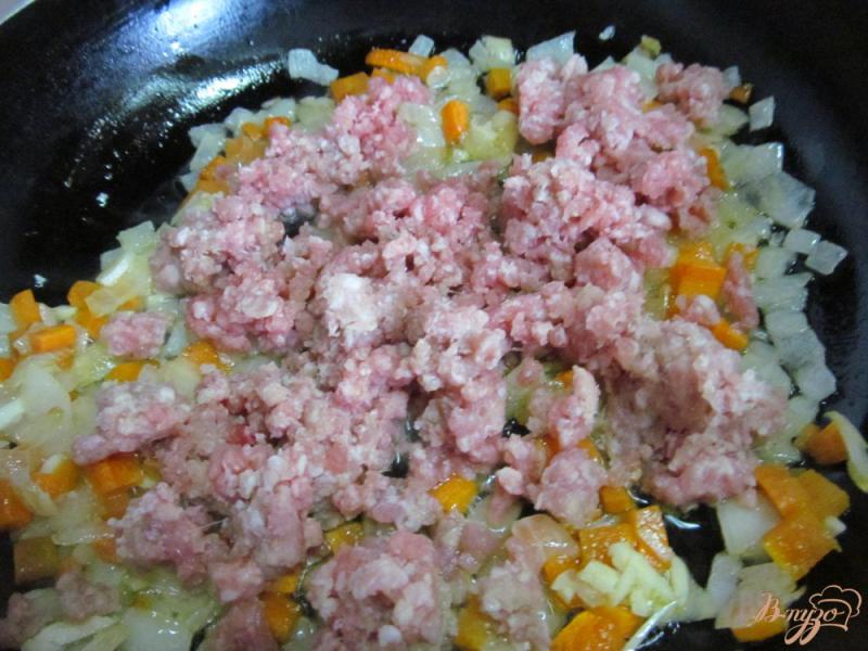 Фото приготовление рецепта: Свиной фарш с капустой рисом и консервированным перцем шаг №4