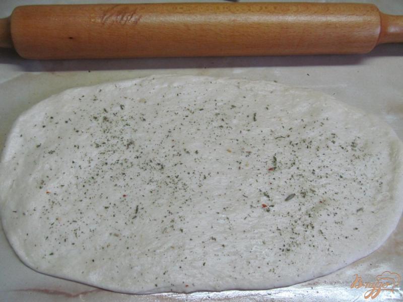 Фото приготовление рецепта: Хлеб с прованскими травами шаг №4