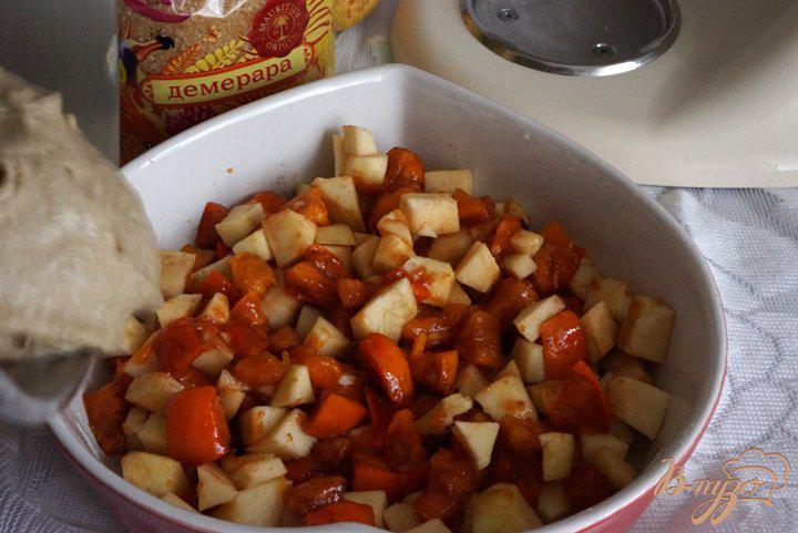 Фото приготовление рецепта: Ржаной пирог с яблоками и хурмой. шаг №8