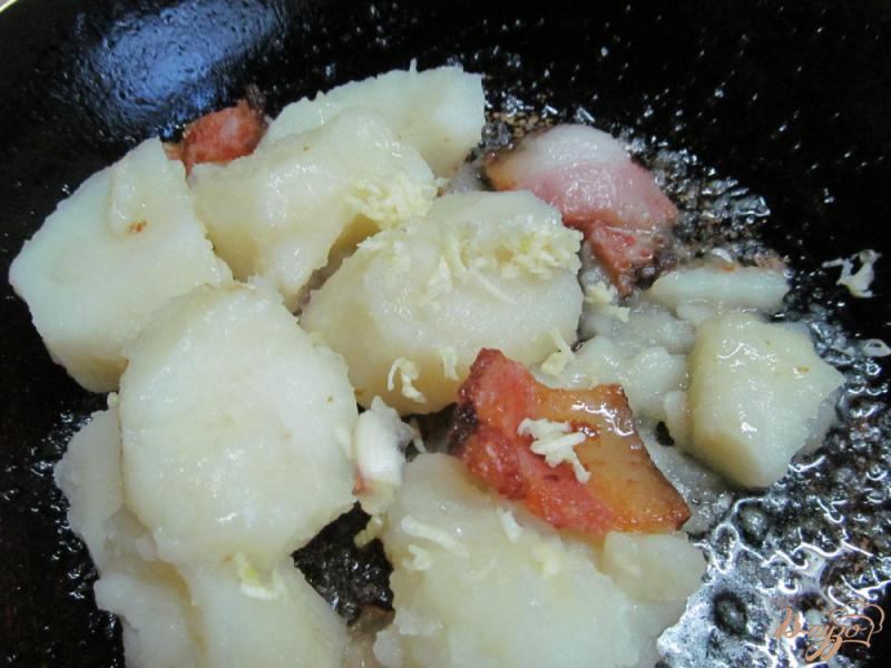 Фото приготовление рецепта: Теплый салат из картофеля с брокколи шаг №3