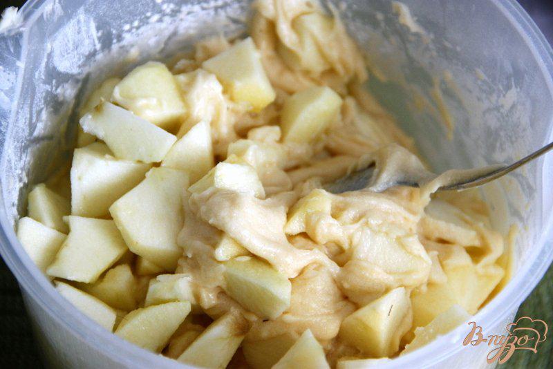 Фото приготовление рецепта: Медово-яблочный пирог шаг №5