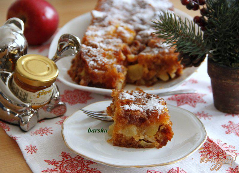 Фото приготовление рецепта: Медово-яблочный пирог шаг №7