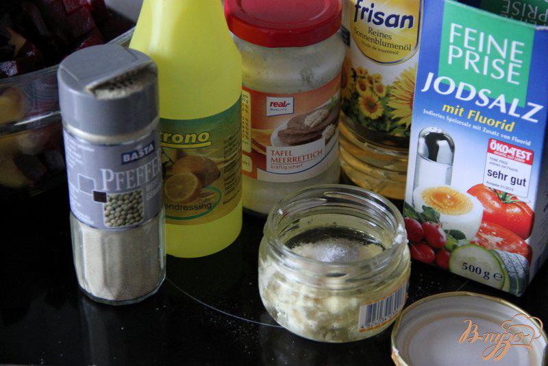 Фото приготовление рецепта: Салат из картофеля и свеклы с маслинами шаг №3