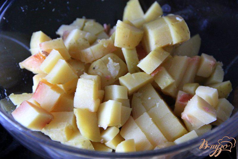 Фото приготовление рецепта: Салат из картофеля и свеклы с маслинами шаг №1