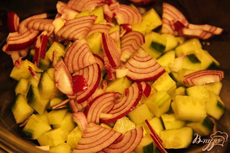 Фото приготовление рецепта: Салат из огурца и феты со сладким луком шаг №1