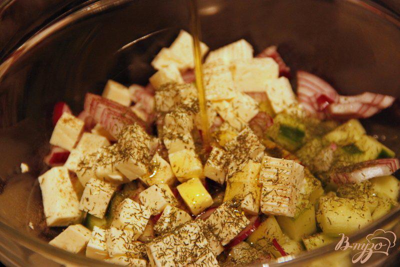 Фото приготовление рецепта: Салат из огурца и феты со сладким луком шаг №2