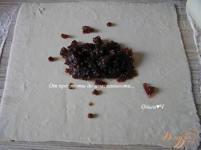 Фото приготовление рецепта: Слоеные розочки с брусникой и мятой шаг №1