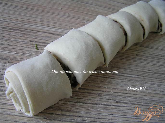 Фото приготовление рецепта: Слоеные розочки с брусникой и мятой шаг №3