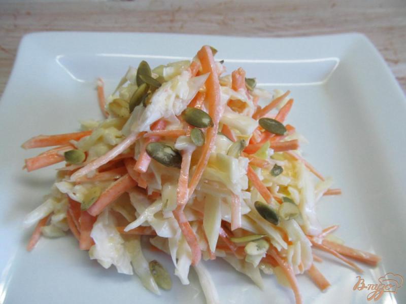 Фото приготовление рецепта: Салат с капустой и копченным сыром шаг №5