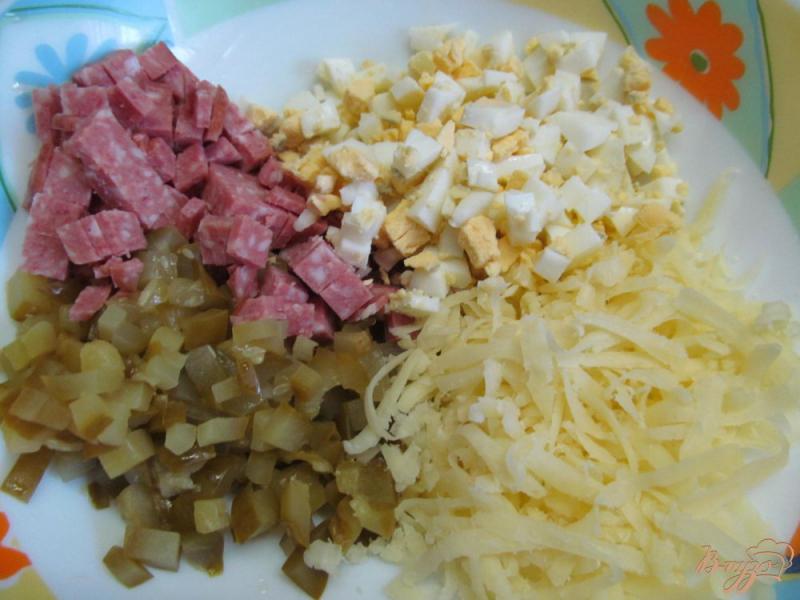 Фото приготовление рецепта: Салат с сыром салями и огурца шаг №1