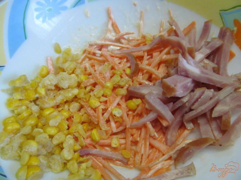 Фото приготовление рецепта: Салат с морковью и ветчиной шаг №3