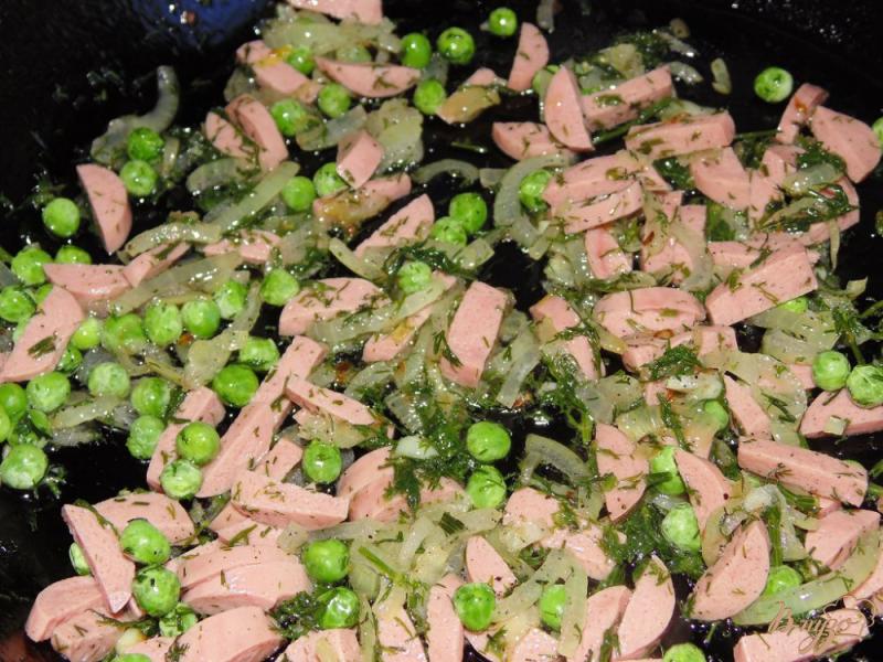 Фото приготовление рецепта: Макароны с сосисками и зеленым горошком шаг №3