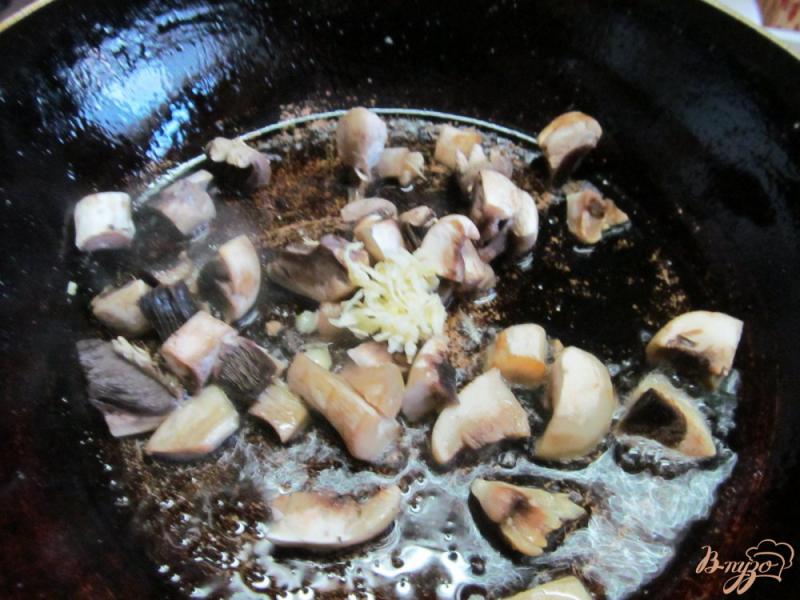 Фото приготовление рецепта: Стир-фрай из курицы грибов и кабачка шаг №3