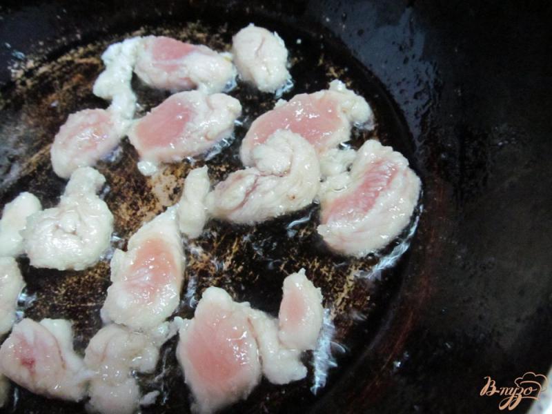 Фото приготовление рецепта: Стир-фрай из курицы грибов и кабачка шаг №2