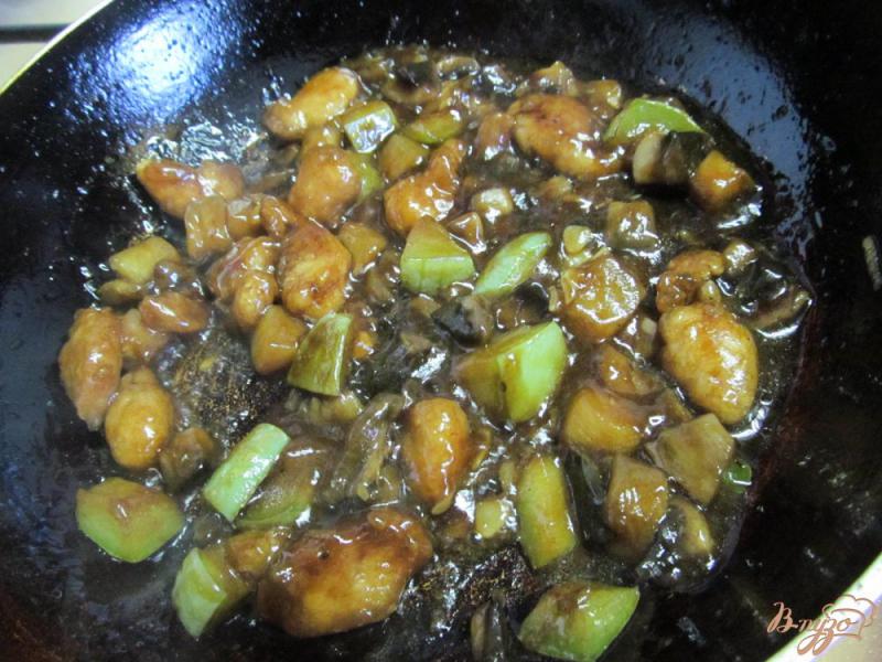Фото приготовление рецепта: Стир-фрай из курицы грибов и кабачка шаг №6
