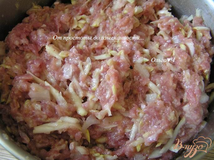 Фото приготовление рецепта: Шарики из индейки с кабачком в томатном соусе шаг №3