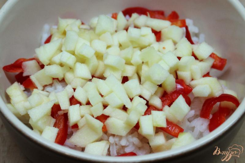 Фото приготовление рецепта: Рисовый салат с болгарским перцем и яблоком шаг №3