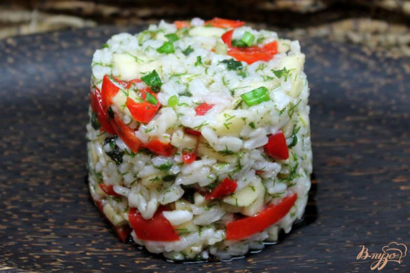 Фото приготовление рецепта: Рисовый салат с болгарским перцем и яблоком шаг №6