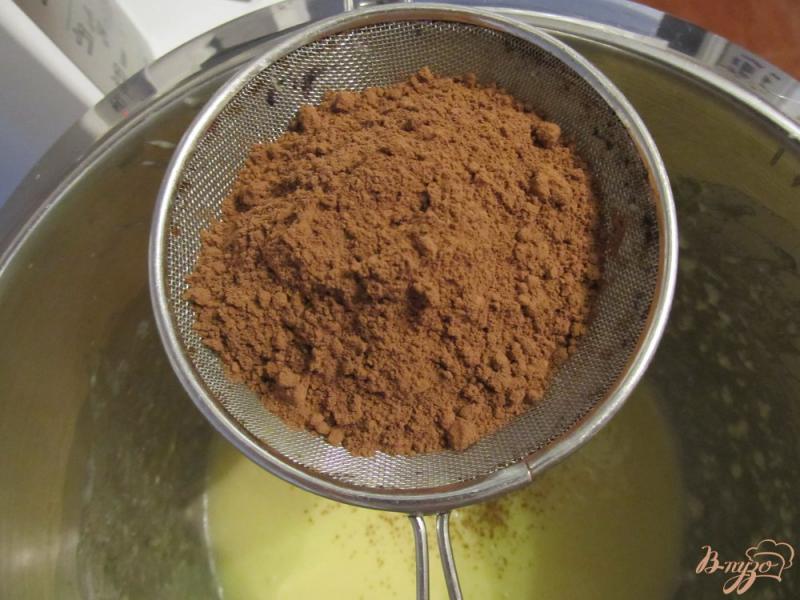 Фото приготовление рецепта: Шоколадный бисквитный торт шаг №5