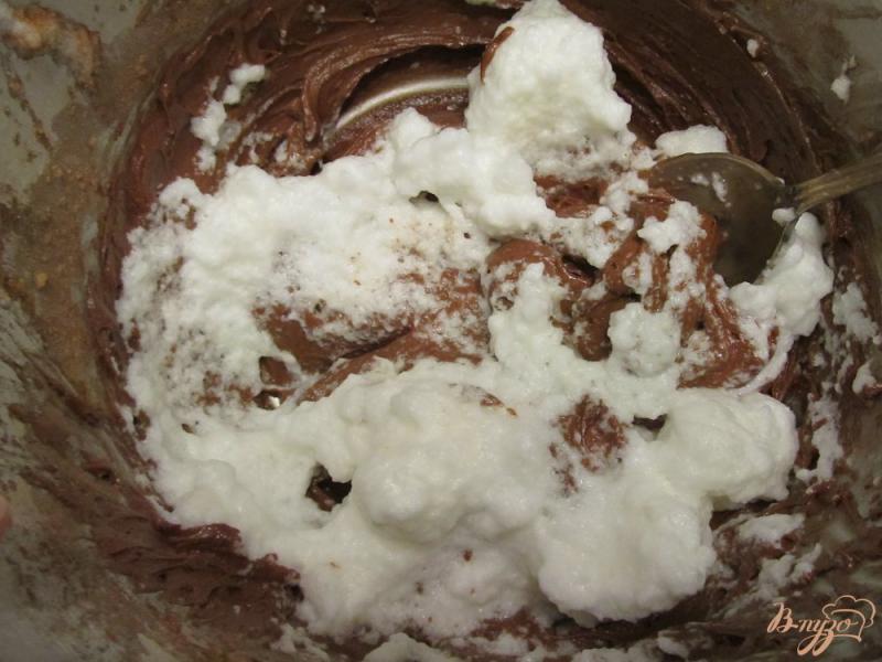 Фото приготовление рецепта: Шоколадный бисквитный торт шаг №8