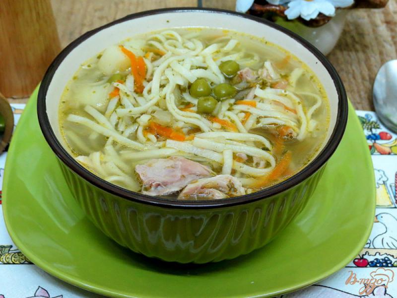 Фото приготовление рецепта: Куриный суп с горошком и домащней лапшой с горошком шаг №8
