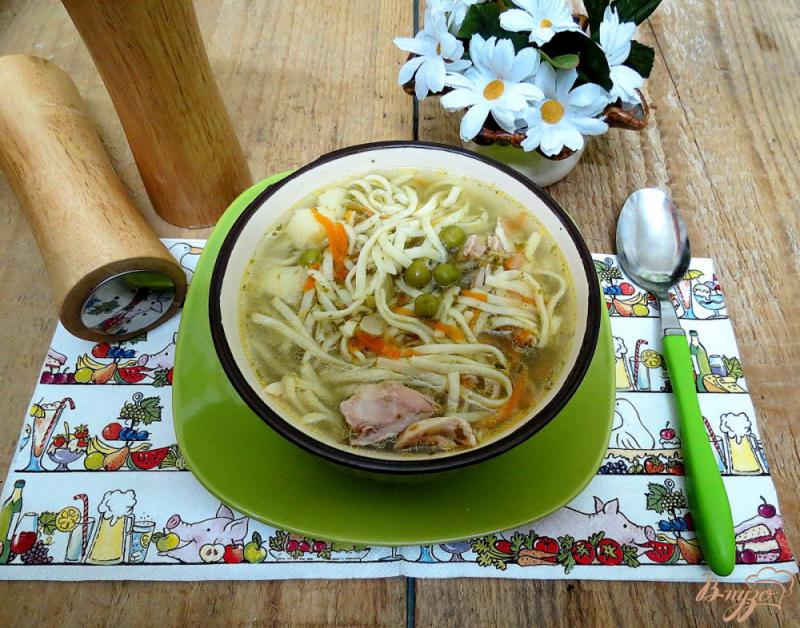 Фото приготовление рецепта: Куриный суп с горошком и домащней лапшой с горошком шаг №9
