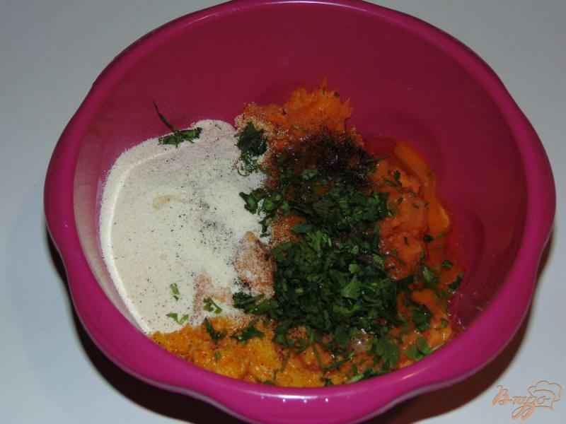 Фото приготовление рецепта: Котлеты из мяса индейки, овощей и манной крупы шаг №4