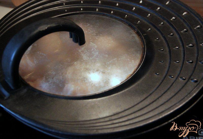Фото приготовление рецепта: Каша с мясными шариками на сковороде шаг №4