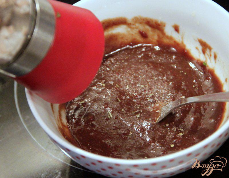 Фото приготовление рецепта: Куриные бедра, запеченные с томатно-бальзамическим маслом шаг №3