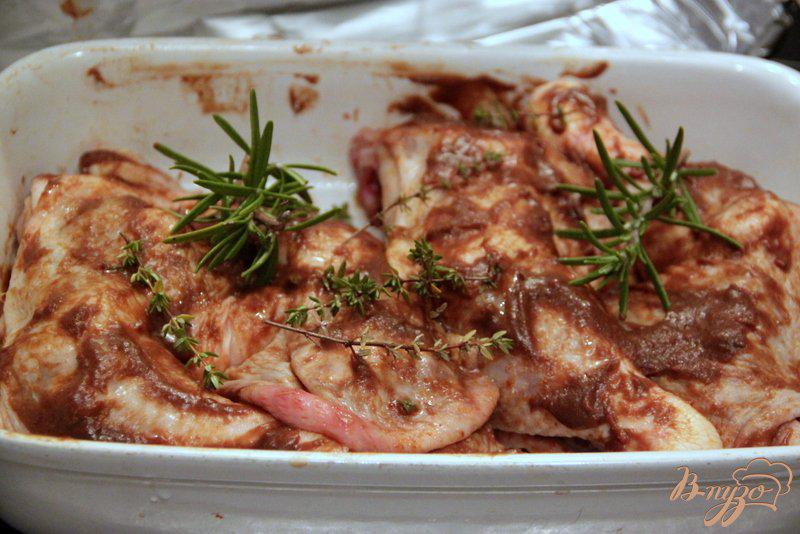 Фото приготовление рецепта: Куриные бедра, запеченные с томатно-бальзамическим маслом шаг №6