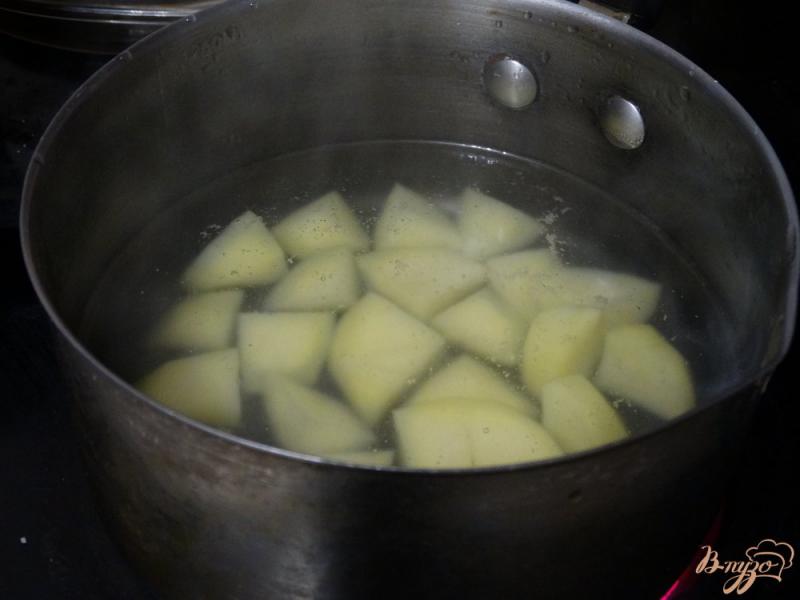 Фото приготовление рецепта: Пирожки жареные с картошкой (на дрожжах) шаг №1