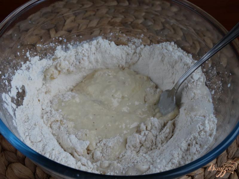 Фото приготовление рецепта: Пирожки жареные с картошкой (на дрожжах) шаг №7