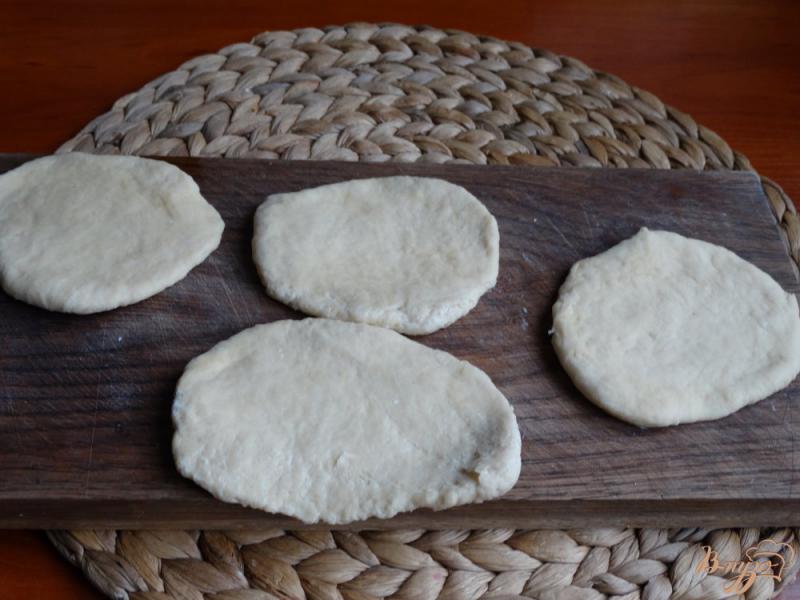 Фото приготовление рецепта: Пирожки жареные с картошкой (на дрожжах) шаг №10