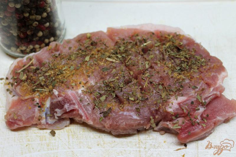 Фото приготовление рецепта: Свиная корейка с горчицей, базиликом и перцем шаг №3