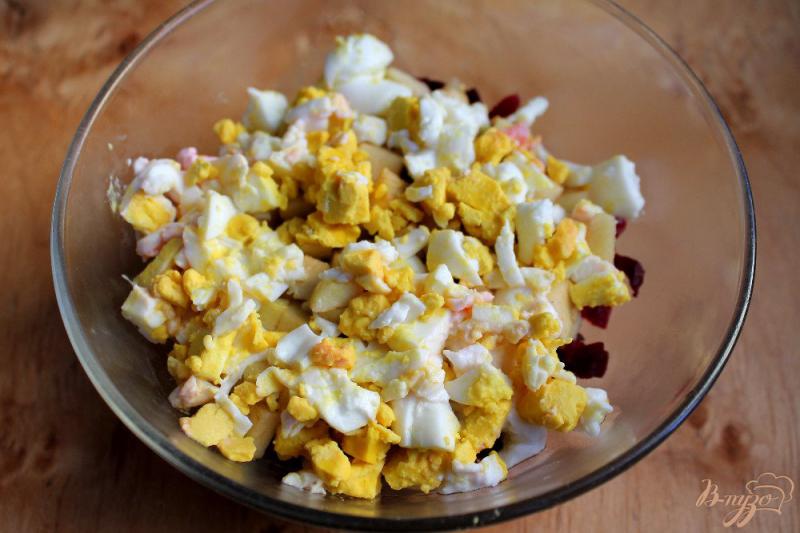 Фото приготовление рецепта: Свекольный салат с луком, яблоком и яйцом шаг №4