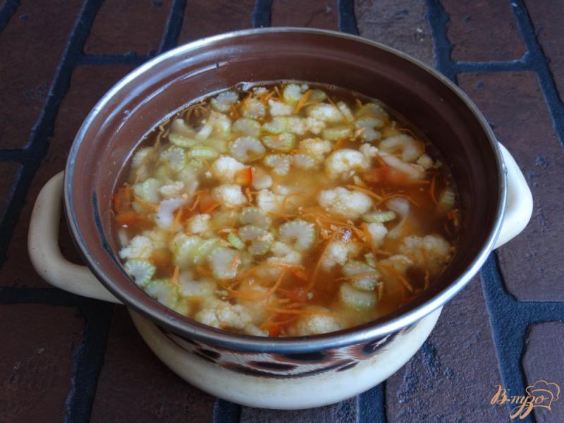 Фото приготовление рецепта: Суп с цветной капустой и сарделькой шаг №7