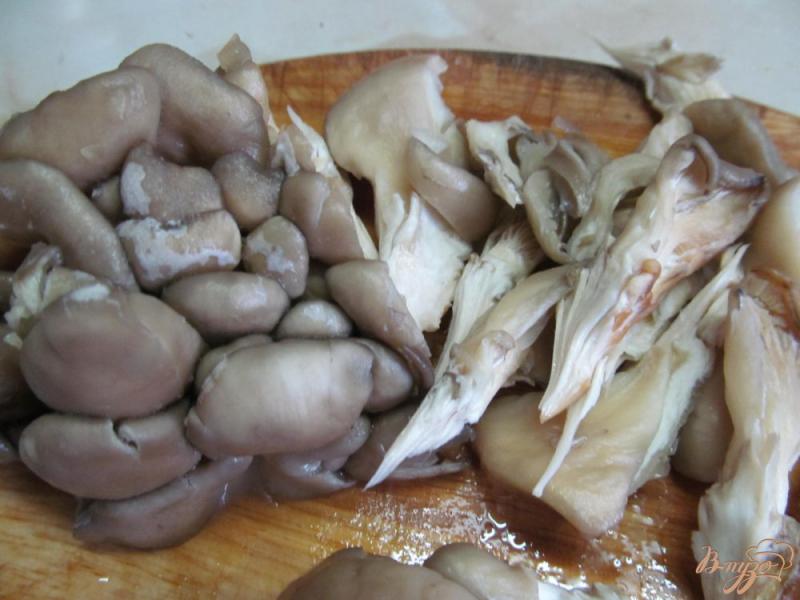 Фото приготовление рецепта: Булгур с грибами и горошком шаг №3