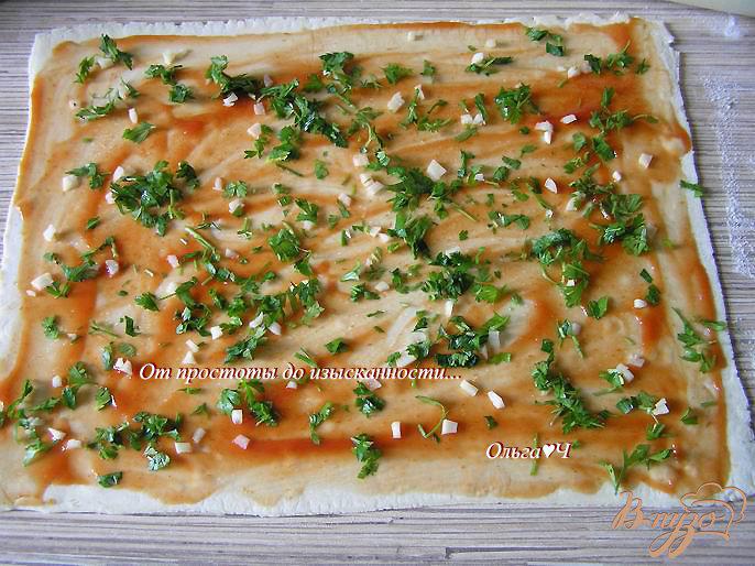 Фото приготовление рецепта: Слоеные булочки с чесноком и петрушкой шаг №2