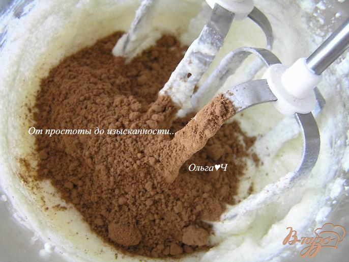 Фото приготовление рецепта: Шоколадно-творожные кексы шаг №2