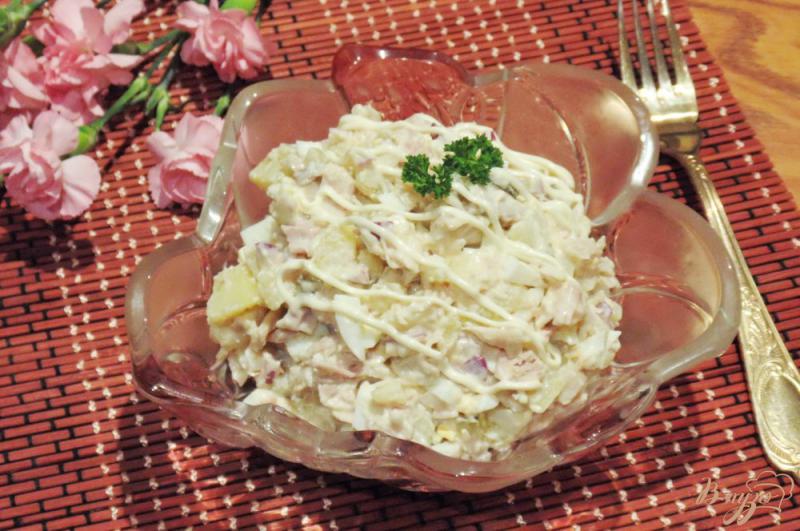 Фото приготовление рецепта: Салат с отварной курицей и маринованными грибами шаг №9
