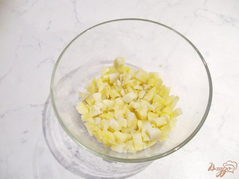 Фото приготовление рецепта: Салат с отварной курицей и маринованными грибами шаг №1