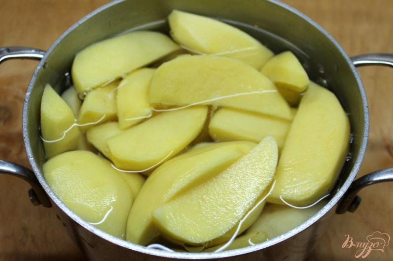Фото приготовление рецепта: Картофельное пюре с чесноком и шафраном шаг №1