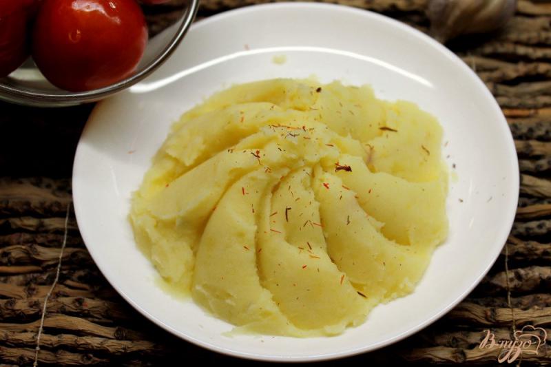 Фото приготовление рецепта: Картофельное пюре с чесноком и шафраном шаг №6