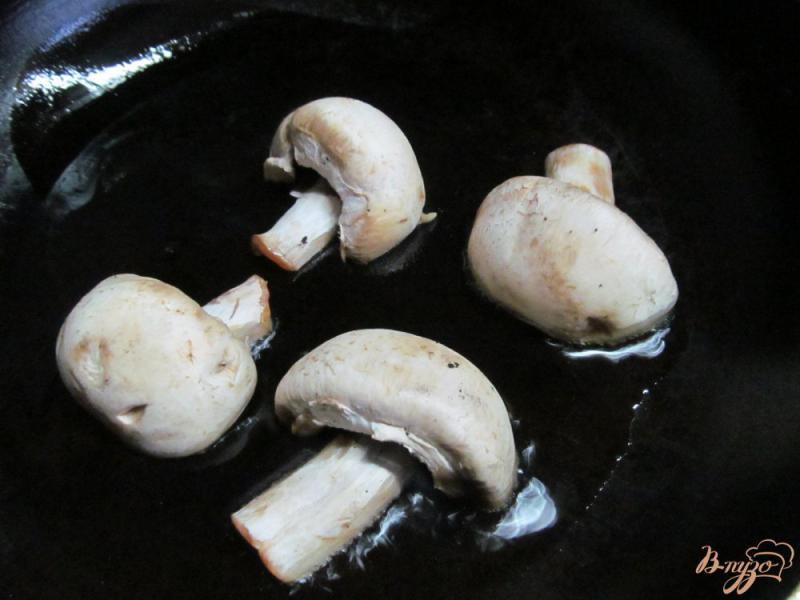 Фото приготовление рецепта: Закуска на лепешке с грибами шаг №4