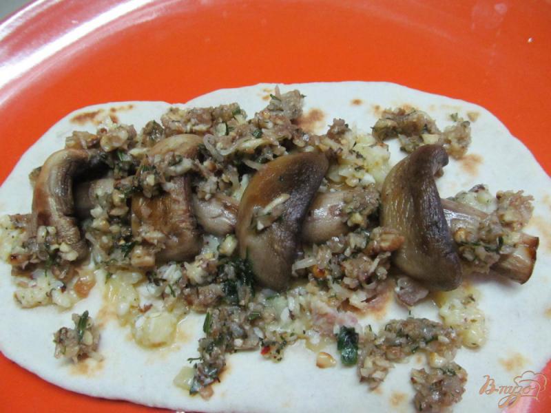 Фото приготовление рецепта: Закуска на лепешке с грибами шаг №10
